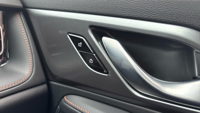 MG HS 1.5 T-GDI Trophy 5dr DCT Petrol Hatchback